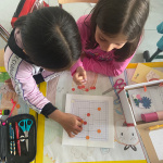 Bambini che giocano con i giochi creati