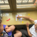 Bambini che giocano con i giochi creati