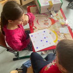 Bambini che giocano con i giochi creati