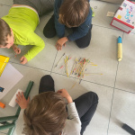 Bambini che giocano con i giochi creati