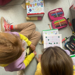 Bambini che giocano con i giochi creati