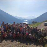 Foto di gruppo con i laghi sullo sfondo