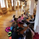 bambini nelle sale del museo