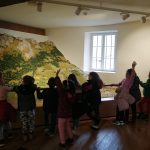 bambini nelle sale del museo