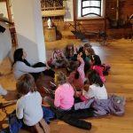 bambini nelle sale del museo