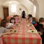 bambini in laboratorio