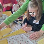 bambini al lavoro per creare candela