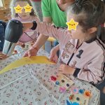 bambini al lavoro per creare candela