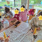 bambini al lavoro per creare candela