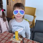 bambini al lavoro per creare candela