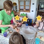 bambini al lavoro per creare candela