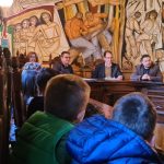 bambini nella sala del Consiglio Comunale