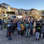 piazzale casa frazionale: santa Lucia e i bambini