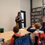 bambini in biblioteca