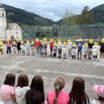 Bambini di prima e quinta in cortile