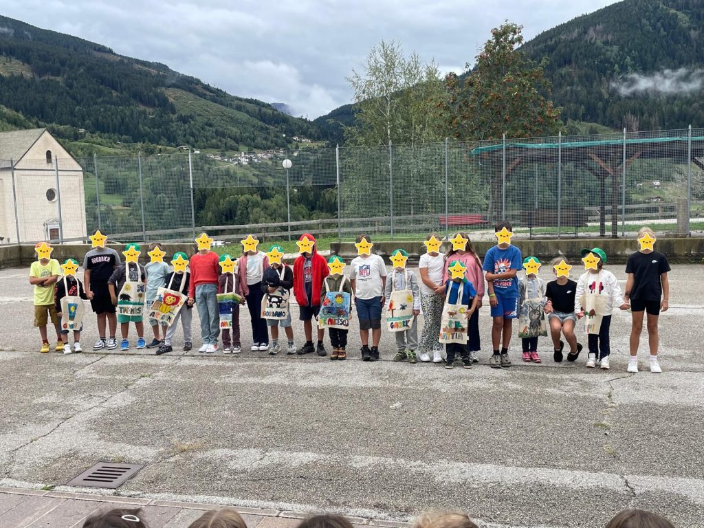 Bambini di prima e quinta in cortile