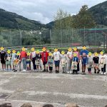 Bambini di prima e quinta in cortile